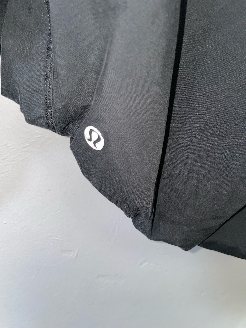 Lululemon Black Reflective Running Jacket Windbreaker Thumbhole Size 4 - Picture 3 of 3